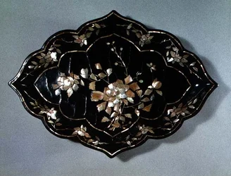 Lobiertes Tablett mit Blumendesign